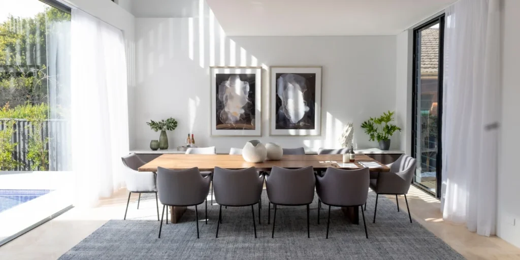 Esszimmer mit Tageslicht durch bodentiefe Fenster