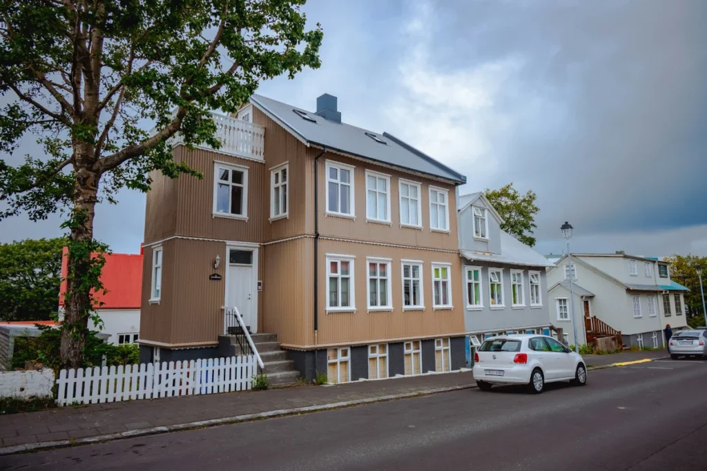 Haus mit einer hellbraunen Fassadenfarbe.