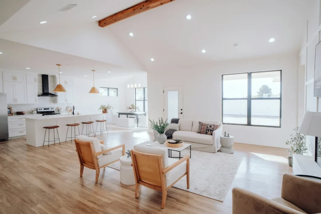 Blick in ein offenes Wohnzimmer mit Küche