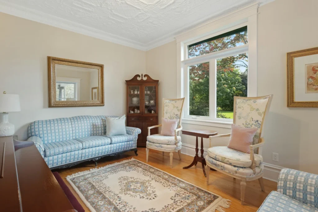 Wohnzimmer im sanierten Altbau